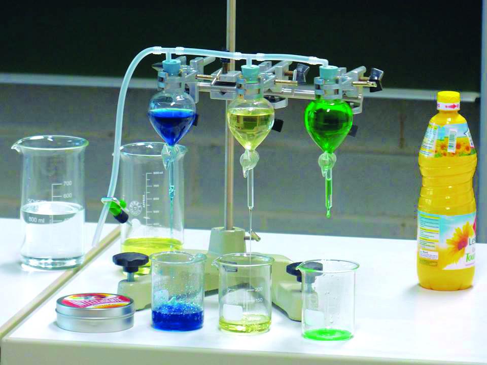 Scienteens Lab Le Scienteens Lab propose des cours en laboratoire sur des sujets ...