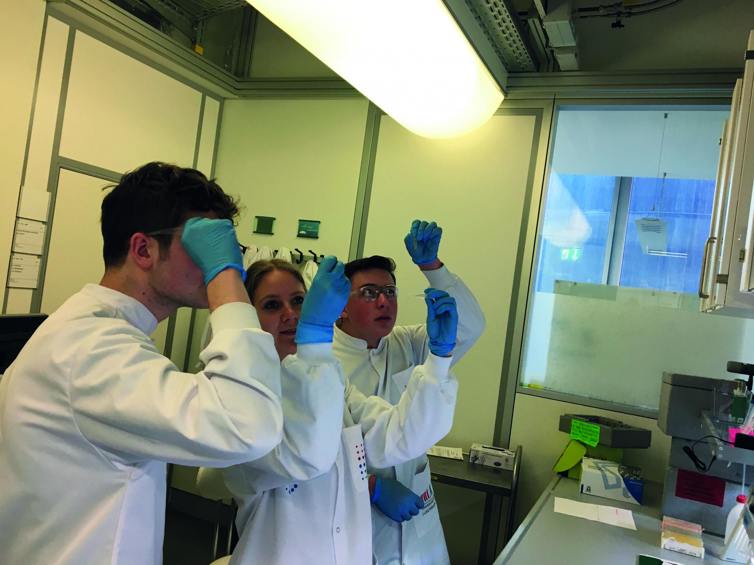 Scienteens Lab Le Scienteens Lab propose des cours en laboratoire sur des sujets ...
