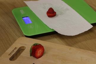 a. Wiege die auf der Verpackung angegebene Menge Erdbeeren ab…