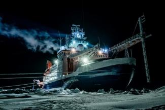 Die historische Mosaic-Arktisexpedition geht weiter: Nach einmonatiger Unterbrechung und einem trotz der Corona-Pandemie erfolgreichen Austausch der Crew hat das Forschungsschiff "Polarstern" wieder "seine" Eisscholle in der Zentralarktis erreicht.