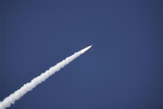 La fusée Vega-C de l'Agence spatiale européenne (ESA), transportant le satellite sud-coréen Kompsat-7, lors de son lancement au Centre spatial de Kourou, le 1er décembre 2025 en Guyane