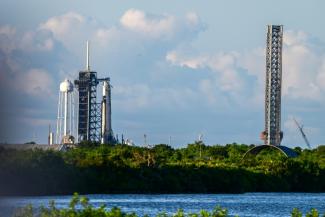 La fusée Falcon 9 et la capsule Crew Dragon de SpaceX à Cap Canaveral, en Floride, le 24 juin 2025
