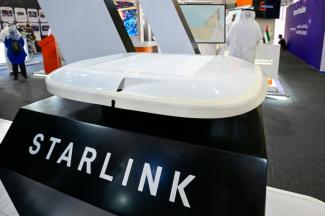 Une antenne Starlink pour avions exposée à l’aéroport international Al-Maktoum pendant le Dubaï Airshow 2025, à Dubaï, le 20 novembre 2025, aux Emirats arabes unis