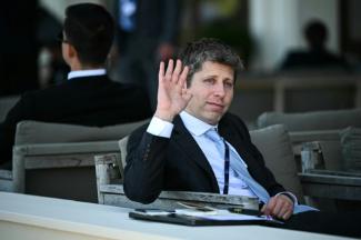 Der Chef des ChatGPT-Entwicklers OpenAI, Sam Altman, hat die Staats- und Regierungschefs des G7-Gipfels dazu aufgerufen, die Kontrolle über die Künstliche Intelligenz (KI) nicht den Tech-Firmen zu überlassen.