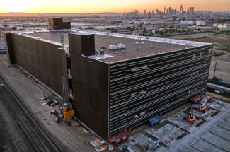 Die Gouverneurin von Maine, Janet Mills, hat ihr Veto gegen das erste Bauverbot für große Datenzentren für KI-Technologie in den USA eingelegt.