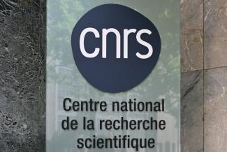 Des directeurs de laboratoires du CNRS, fleuron de la recherche en France, craignent de devoir interrompre certains projets scientifiques après une nouvelle réduction de leurs moyens, demandée par le gouvernement