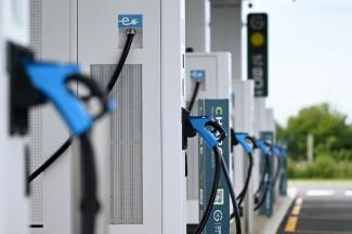 Der Aufbau von Ladesäulen an europäischen Autobahnen geht nach Einschätzung der Umweltorganisation T&amp;E schnell voran. Westeuropa sei bereits gut abgedeckt, während verbleibende Lücken in Spanien und Osteuropa rasch geschlossen werden könnten.