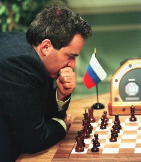 Le champion du monde d'échecs Garry Kasparov se concentre lors de l'une des parties de son match contre l'ordinateur Deep Blue d'IBM, le 7 mai 1997 à New York.