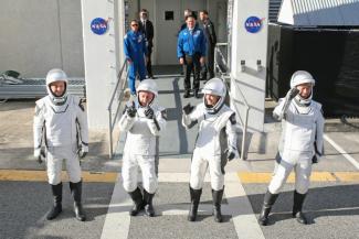 An der Internationalen Raumstation ISS ist eine neue Besatzung eingetroffen. Eine Dragon-Kapsel von SpaceX mit vier Raumfahrern an Bord dockte am Samstag an der Raumstation an.