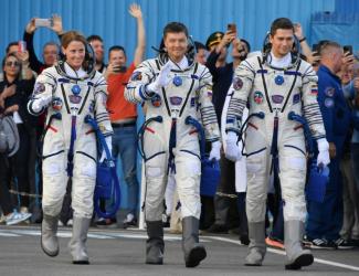 Inmitten der Spannungen wegen der Ukraine sind zwei russische Kosmonauten und eine US-Astronautin zur Internationalen Raumstation ISS gestartet. Das Sojus-Raumschiff hob am Freitag pünktlich vom Weltraumbahnhof Baikonur in Kasachstan ab.