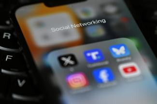 Schutz vor Abhängigkeit und schädlichen Inhalten: Nach dem Beispiel Australiens will auch die britische Regierung ein Social-Media-Verbot für Kinder unter 16 Jahren einführen.