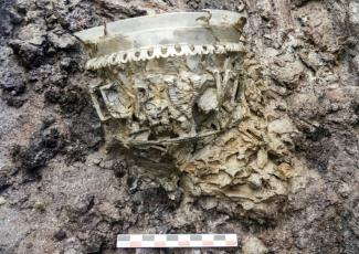 Photo diffusée le 13 novembre 2020 par l'Institut national de recherches archéologiques préventives (Inrap) d'un Un vase diatrète (vase en verre réticulé) de la fin de l'époque romaine découvert à Autun, en Saône-et-Loire