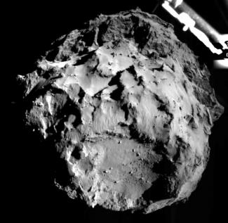 Image fournie par l'ESA le 13 novembre 2014 et prise par le robot Philae à la surface de la comète Tchourioumov-Guérassimenko, au lendemain de son atterrissage67P/Churyumov-Gerasimenko during Philae's descent at 14:38:41 UT, from a distance of approximately 3 km from the surface.Before landing permanently on Comet 67P/Churyumov-Gerasimenko six years ago, the robot Philae bounced twice on its ground, discovering a mixture of ice and dust "softer than cappuccino foam," a study said on October 28, 2020.