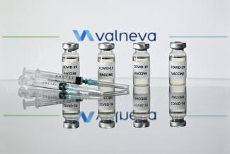 Der französisch-österreichische Impfstoffhersteller Valneva hat "positive erste" Ergebnisse aus der klinischen Phase-3-Studie für seinen Impfstoffkandidaten gegen das Coronavirus bekanntgegeben.