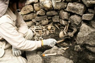 Forscher haben in Kuelap in Peru ein etwa 600 Jahre altes Grab mit den Überresten von fünf Menschen entdeckt. Dem peruanischen Kulturministerium zufolge bestand die hufeisenförmige Grabstätte aus Steinen und beinhaltete auch Opfergaben.