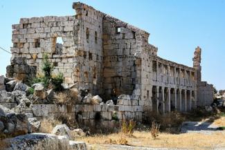 Les ruines de l'église Saint-Siméon, datant du Ve siècle, à une trentaine de kilomètres au nord-ouest d'Alep, dans le nord de la Syrie, le 18 juillet 2026, lors d'une visite d'archéologues français