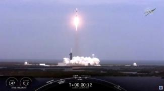 Das US-Raumfahrtunternehmen SpaceX hat am Sonntag erfolgreich das Notfall-Rettungssystem seiner Raumkapsel "Crew Dragon" getestet. "Soweit wir das bisher beurteilen können, war es eine Mission wie aus dem Bilderbuch", sagte SpaceX-Gründer Elon Musk.
