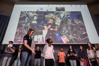L'astronaute Sophie Adenot s'adresse à des élèves lors d'un appel vidéo au Centre national d'études spatiales (Cnes), le 3 juin 2026 à Toulouse