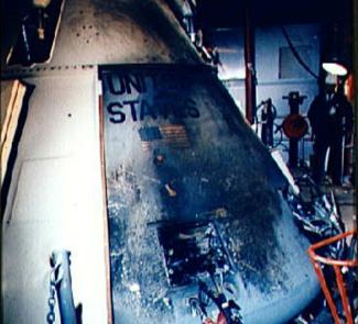 Le module de commande du vaisseau spatial Apollo 1, le 28 janvier 1967 au Centre spatial Kennedy, après un incendie accidentel, le 27 janvier 1967, qui a coûté la vie aux trois membres d'équipage lors d'un entraînement au sol