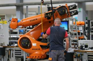 Deutsche Roboter sind begehrt - vor allem in China. Der Umsatz der Branche stieg vergangenes Jahr um 13 Prozent auf 14,5 Milliarden Euro.