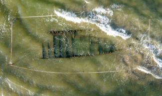 Vue aérienne d'une épave vieille de plusieurs siècles, découverte après le passage du typhon Kalmaegi, sur une plage au large de Hoi An, dans le centre du Vietnam, le 9 novembre 2025