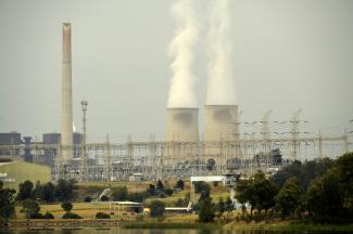 Die Zusagen im Pariser Klimaabkommen und die Pläne von Staaten zur Nutzung fossiler Energien klaffen laut einer Studie immer noch weit auseinander.