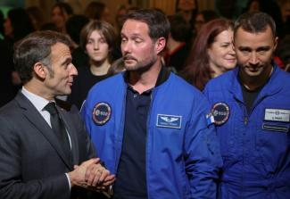 Le président français Emmanuel Macron (à gauche) s'entretient avec l'astronaute français de l'ESA (Agence spatiale européenne) Thomas Pesquet (2e à droite), aux côtés de l'astronaute français Arnaud Prost (à droite), à l'issue d'une visioconférence avec l'astronaute française Sophie Adenot avant son départ pour la Station spatiale internationale, à l'Élysée, à Paris, le 5 février 2026