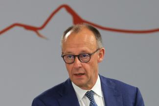 Nach der Sperre von zwei KI-Modellen des US-Unternehmens Anthropic hat Bundeskanzler Friedrich Merz (CDU) einen freien Zugang zu neuen Technologien gefordert.