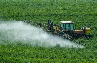 L'agriculture biologique peut conduire à l'utilisation de davantage de pesticides dans les champs d'à côté utilisant eux une agriculture conventionnelle, selon une étude