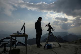 Un astronome de l'université de Toulouse se prépare à observer l'éclipse depuis le Pic du Midi, le 12 août 2026