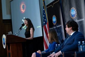 La chercheuse Katie Bouman s'exprime au micro lors d'une conférence de presse à Washington, le 12 mai 2022, pour la révélation de la première image du trou noir au centre de notre galaxie