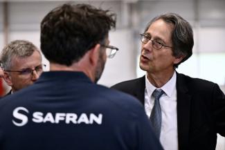 Le directeur général de Safran Olivier Andriès (d) et responsable de l'innovation Eric Dalbiès lors de l'inauguration d'un nouveau site de Safran à Marchin, en Belgique, le 3 juin 2025