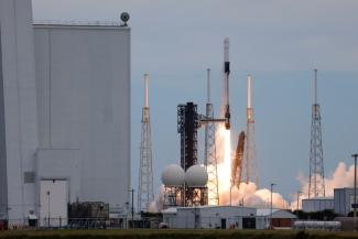 La fusée Falcon 9 de SpaceX, surmontée de la capsule Crew Dragon, décolle pour la mission SpaceX Crew-13 de la NASA depuis le Space Launch Complex 40 à Cap Canaveral, en Floride, le 1er octobre 2026