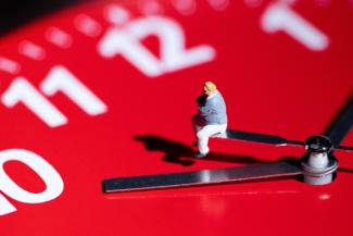 Mit einem neuartigen Test kann der Biorhythmus eines Menschen anhand einer Haarprobe abgelesen werden. Die von Charité-Forschern entwickelte Methode soll etwa Krebstherapien besser an die innere Uhr eines Patienten anpassen.