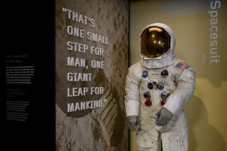 Im Zuge der Feierlichkeiten soll auch Armstrongs Raumanzug nach mehr als zehn Jahre andauernden Restaurierungsarbeiten wieder im Luft- und Raumfahrtmuseum in Washington ausgestellt werden.