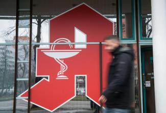Die Bundesvereinigung Deutscher Apothekerverbände hat häufige Störungen beim elektronischen Rezept kritisiert. Dieses laufe der "Bahn in Sachen Unzuverlässigkeit den Rang ab", sagte Verbandschef Preis. Er forderte Verbesserungen bei der Stabilität.