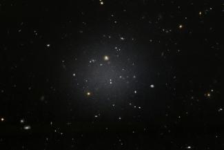 La galaxie NGC 1052-DF2 à laquelle il manque la plupart, sinon la totalité, de sa matière noire, dans l'espace le 28 mars 2018
