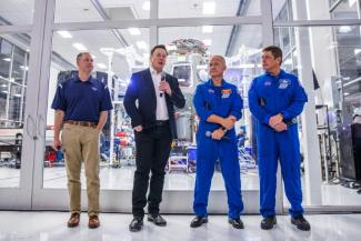 Le chef de la Nasa, Jim Bridenstine, le fondateur de SpaceX, Elon Musk, et les astronautes Doug Hurley et Bob Behnken, au siège de SpaceX à Los Angeles le 10 octobre 2019