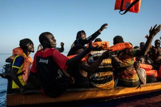 Wissenschaftlerinnen und Wissenschaftler kritisieren in einem neuen Bericht die Migrationspolitik Deutschlands scharf. Diese ignoriere die globalen Herausforderungen und sei zu sehr national und auf symbolpolitsche Maßnahmen fokussiert.
