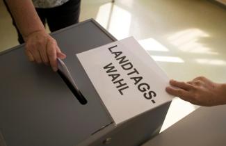 Eine Erinnerung per SMS, Wahlsimulationen in Schulen und mehr Mitgestaltung können die Wahlbeteiligung bie jungen Menschen erhöhen. Laut Bertelsmann-Stiftung halten etwa Hürden bei Zugang und Motivation junge Menschen vom Urnengang ab.