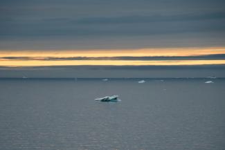 Des icebergs dans l'Océan Arctique au large de l'archipel François-Joseph, en Russie, le 16 août 2021
