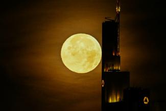 La pleine lune de novembre, dans le ciel à Francfort, en Allemagne, le 5 novembre 2025