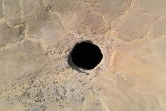 Le puits de Barhout au Yémen, un gouffre de 112 mètres de profondeur dans le désert, que les habitants appellent le "puits de l'enfer", était largement inexploré jusqu'à ce qu'une équipe de spéléologues omanais en atteigne le fond la semaine dernière