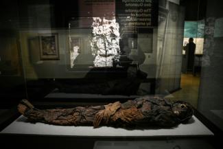 Une momie des îles Canaries surnommée "Jeune femme guanch"e présentée lors de la visite de presse de l'exposition "Momies", au Musée de l’Homme à Paris, le 18 novembre 2025