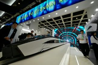Mit einer Rekordzahl von Ausstellern hat am Dienstag die Verkehrstechnik-Messe Innotrans Berlin begonnen. 3170 Aussteller und damit 200 mehr als 2024 zeigen bis Freitag ihre neuesten Fahrzeuge.