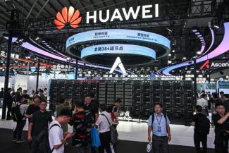 Des visiteurs sur le stand Huawei lors de la Conférence mondiale sur l'intelligence artificielle (WAIC) au Centre mondial des expositions et des congrès de Shanghai, le 28 juillet 2025