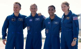 L'équipage de Crew-3, (de gauche à droite) les astronautes allemand Matthias Maurer, et américains Tom Marshburn, Raja Chari, et Kayla Barron