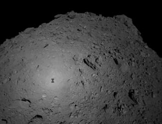Neun Tage nach der Landung des deutsch-französischen Weltraummoduls "Mascot" auf dem 300 Millionen Kilometer entfernten Asteroiden Ryugu wertet das Deutsche Zentrum für Luft- und Raumfahrt die Mission als Erfolg. "Mascot" habe "alle Erwartungen übertroffen".