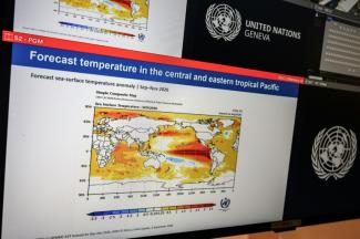 Un graphique montrant l'évoluation du phénomène El Nino, lors d'une conférence de presse de l'Organisation météorologique mondiale à Genève, le 3 septembre 2026