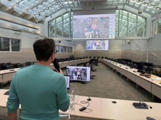 Le journaliste de l'AFP Frédéric Bourigault (à gauche) interroge l'astronaute de l'ESA Sophie Adenot (sur les écrans) qui se trouve à bord de la Station spatiale internationale (ISS), au siège de l'Agence spatiale européenne (ESA) à Paris, le 26 février 2026